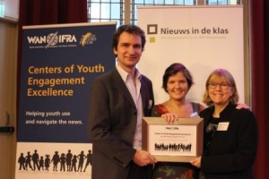 Van links naar rechts: Chris van Hall (manager Nieuws in de klas), Fifi Schwarz (vertrekkend directeur Nieuws in de klas), Aralynn McMane (Executive Director for Youth Engagement and News Literacy, WAN-IFRA)