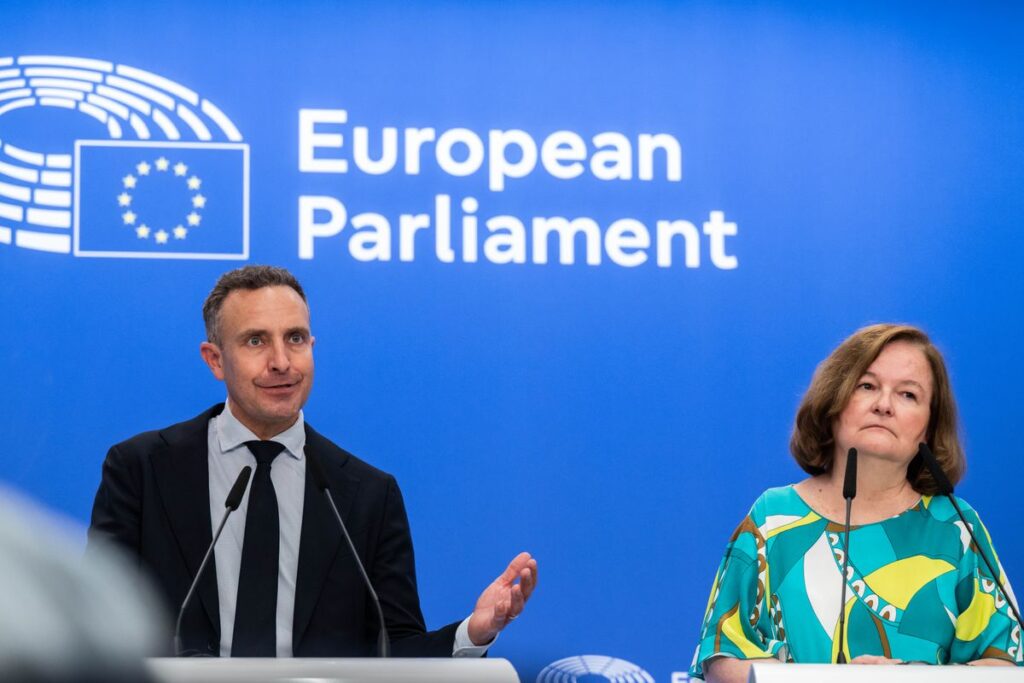 Rapporteur Tomas Tobé en voorzitter van de commissie Nathalie Loiseau.
